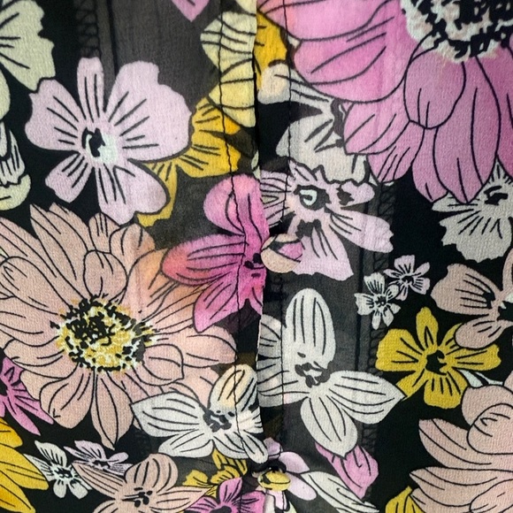 BB Dakota Floral Flutter Sleeve Button Loops Large Blouse - Pink, Yellow, Black - Picture 7 of 11